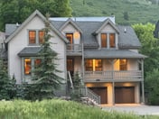 5 BR Private Home Walk to Main St Hot Tub