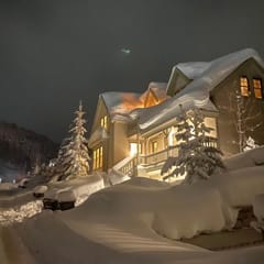 5 BR Private Home Walk to Main St Hot Tub