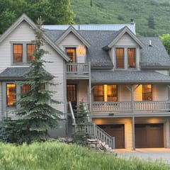 5 BR Private Home Walk to Main St Hot Tub