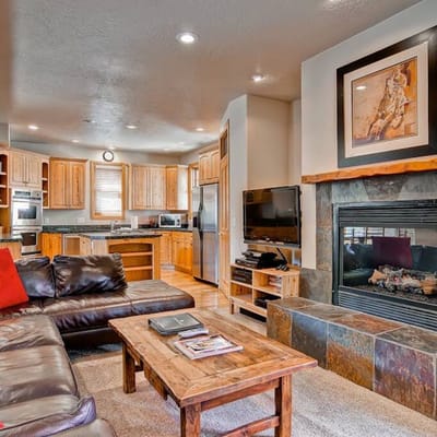 5 BR Private Home Walk to Main St Hot Tub