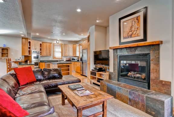 5 BR Private Home Walk to Main St Hot Tub
