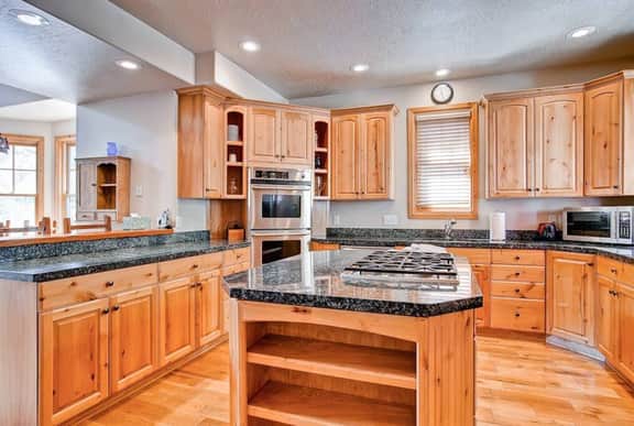 5 BR Private Home Walk to Main St Hot Tub