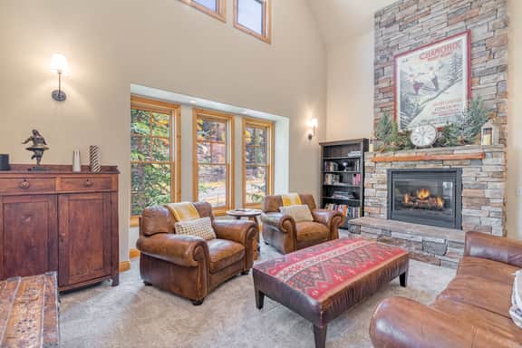5 BR Private Home Walk to Main St Hot Tub